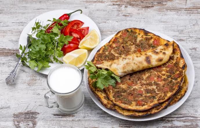 Lahmacunun yanında ayran mı tercih edersin yoksa kola mı?