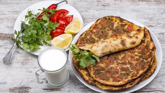 Lahmacunun yanında ayran mı tercih edersin yoksa kola mı?