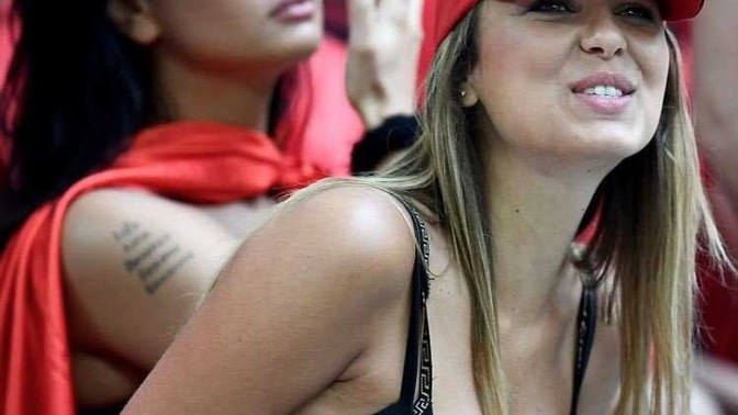 Yabancılar göğüs dekolteli giyinince dünya bir anlığına güzelleşiyor ; TR kızlarının göğüsleri tahta gibi neden dekolte giyiyor?