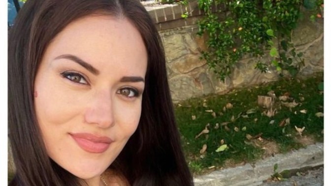 Arkadaşlar sizce Fahriye Evcen'in yüzüne ne oldu 😑 ?
