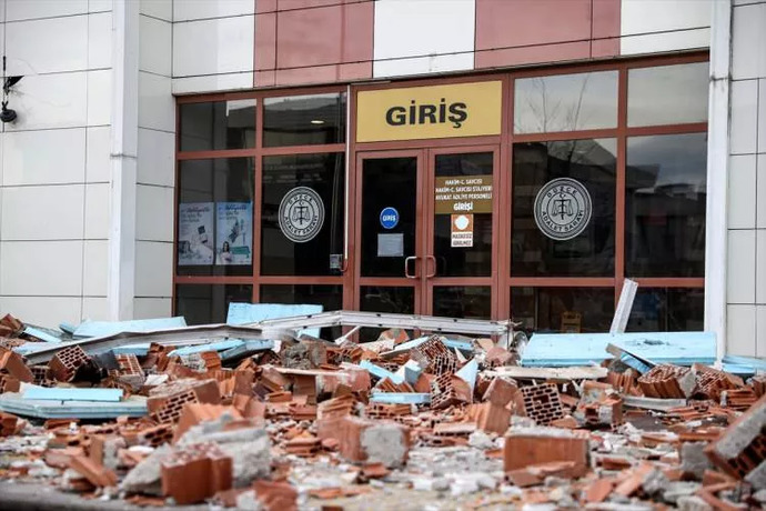 Düzce depreminde can kaybının minimum seviyede olmasını sizce neye borçluyuz?