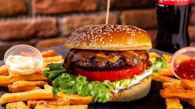 İlk patates mi yenir, hamburger mi🤌🏻🤌🏻🤌🏻?