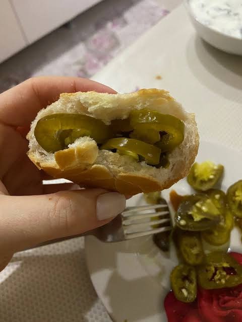 Ekmek arası turşu yer misiniz?