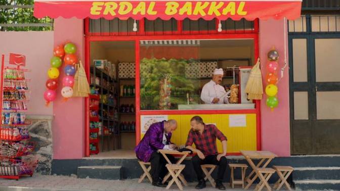 Esnaf kazansın diye mahalledeki bakkal ve manavdan mı alışveriş yapıyorsun yoksa zincir marketlerden mi?