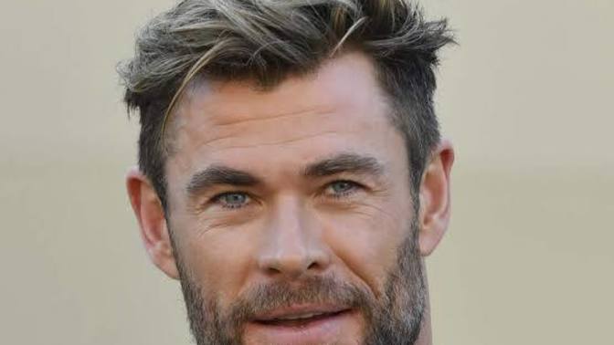 Chris Hemsworth gelmiş geçmiş en yakışıklı erkek mi?
