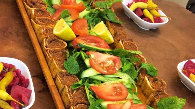 Suşi çiğ köfteden kaç tane yersin?