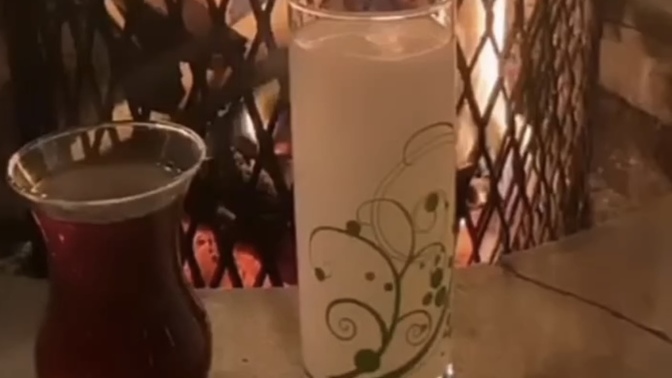 Arkadaşlar bu fotoğraftaki o beyaz şey ne olabilir acil bakın?