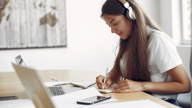 Müzik dinleyerek derse odaklanabilir misin?