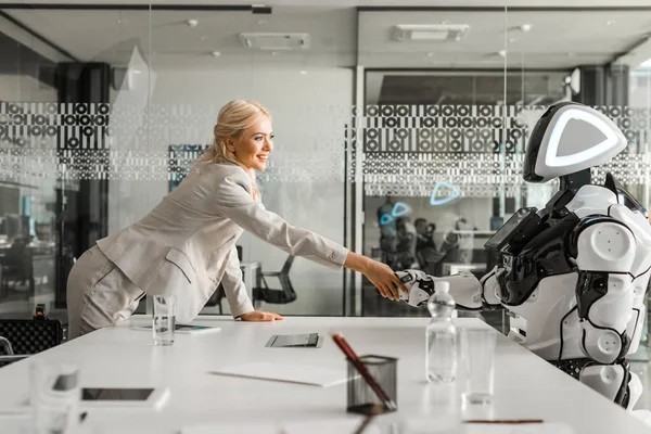 İnsansı robotlara sırtını dayayıp oturacak cesaretin ve güvenin var mı?