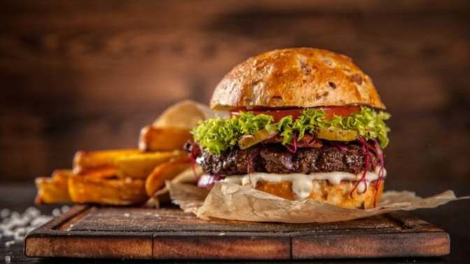 Hamburgerin yanında en iyi ne gider?