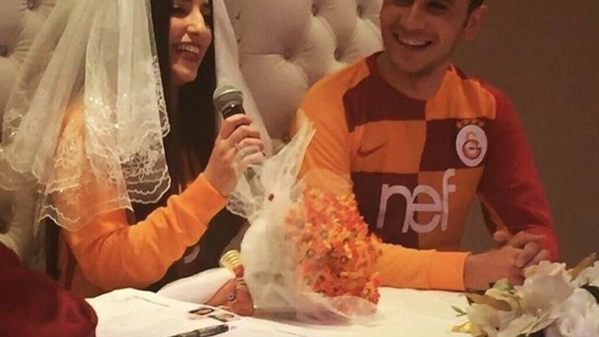 Evlenirken gelinlik - damatlık yerine tuttuğunuz takımın üniformasını giyer miydiniz?