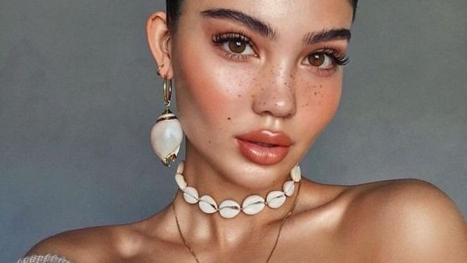 Saçlarınızı toplamak size yakışıyor mu, yoksa salık saç modeli mi daha çok tercihiniz?