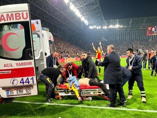 İzmir derbisinde kaleciye saldırı! Sporun ne olduğunu neden anlayamadık?