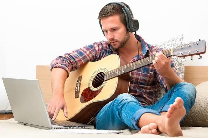 Eline gitar alsan sevgiline hangi şarkıyı çalmak isterdin?