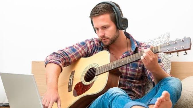 Eline gitar alsan sevgiline hangi şarkıyı çalmak isterdin?