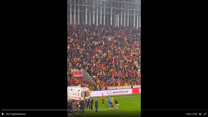 Göztepe-Altay maçında Göztepeli bir taraftar Altay kalecisine korner direğiyle saldırdı! Futboldaki şiddet ne zaman son bulacak?