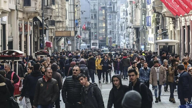 İstiklâl Caddesi’nde müzik yapmak, stand açmak, seyyar satış yasaklandı. Yasaklayarak güvenlik sağlanır mı?