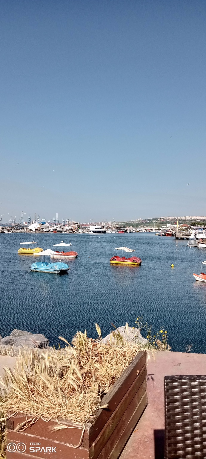 Benim gibi denizi izleyip huzur bulan var mı?