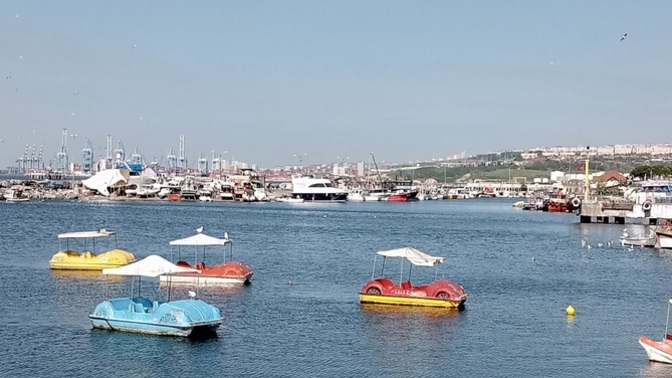 Benim gibi denizi izleyip huzur bulan var mı?