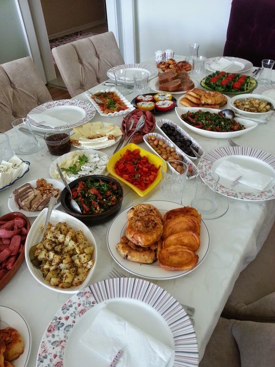 Özel gün sofralarının olmazsa olmaz yemeği sence ne?
