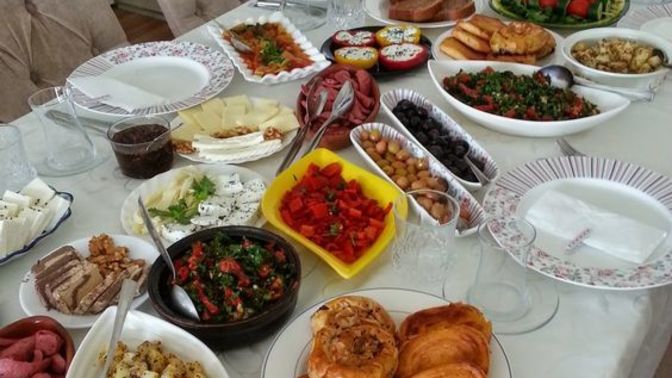 Özel gün sofralarının olmazsa olmaz yemeği sence ne?