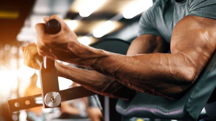 Spor salonunda neden kasılarak yürüyorsunuz?