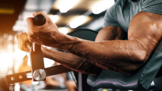 Spor salonunda neden kasılarak yürüyorsunuz?