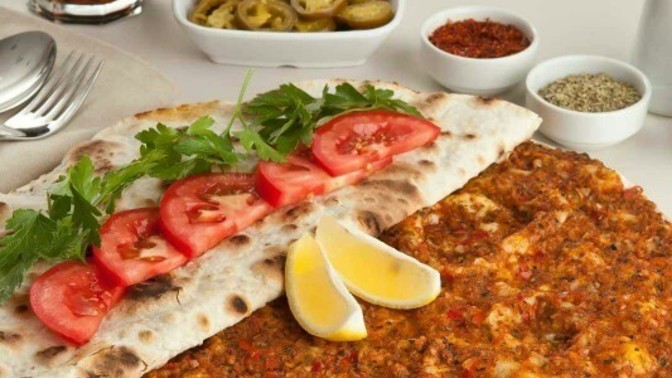 Lahmacunu sade mi yersin, salata ile mi?