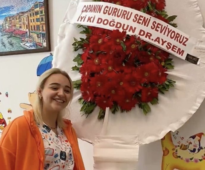 Tekirdağda sahte doktorluk yaptığı belirlenen kadın, kendine hediye çelenk yollamış. Siz de kendinize hediye alır mısınız?