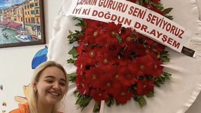 Tekirdağ'da sahte doktorluk yaptığı belirlenen kadın, kendine hediye çelenk yollamış. Siz de kendinize hediye alır mısınız?