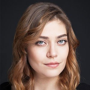 Yan karakterlerde gördüğümüz Öznur Serçeler sizce de çok güzel değil mi?