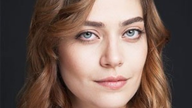 Yan karakterlerde gördüğümüz Öznur Serçeler sizce de çok güzel değil mi?