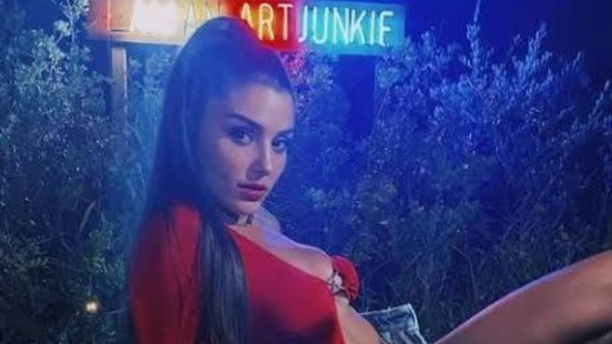 Hande Erçel size dikkat çekmek için böyle teşhirci içerikli fotoğralar çekiniyor?