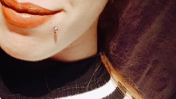 Dudak kenarı piercing sürekli dişime mi çarpacak?