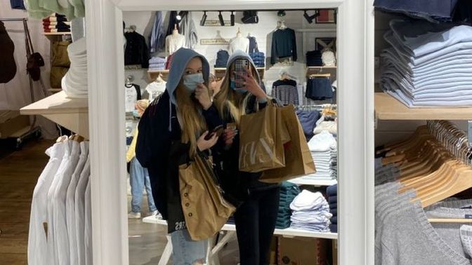 Alışveriş yaparken kıyafetleri dener misin yoksa denemeden bir bakışta alır mısın?