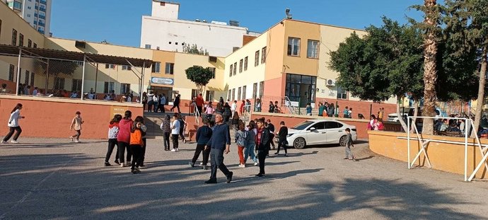 12 yaşındaki kız öğrenci, kendisiyle alay etti diye arkadaşını hortumla dövdü sonra da bıçaklayarak öldürdü. Ne oluyoruz böyle?