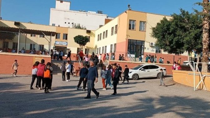 12 yaşındaki kız öğrenci, kendisiyle alay etti diye arkadaşını hortumla dövdü sonra da bıçaklayarak öldürdü. Ne oluyoruz böyle?