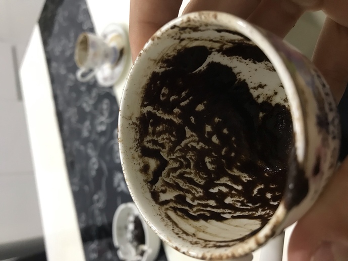 Fotoğraftan kahve falı bakmayı bilen bakabilir mi lütfen bakamayan yazmasın 🙏🏻?