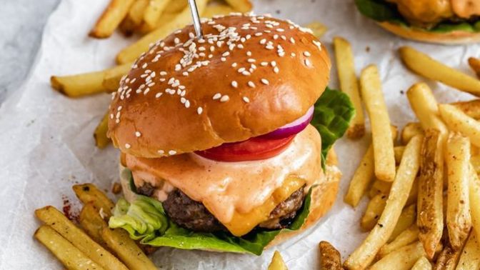 Hamburgerin içine turşu yakışır mı?