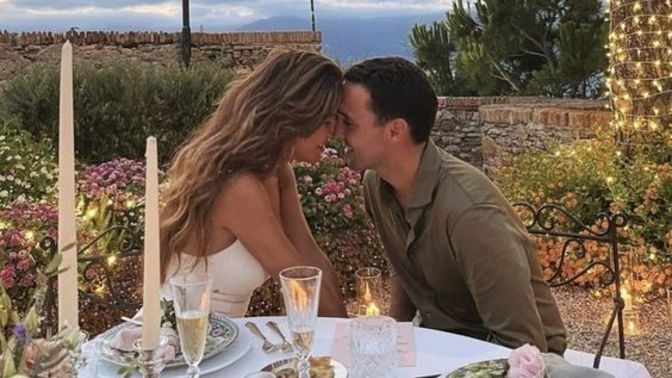 Romantik bir yemekte olması gereken bir şey söyler misiniz?