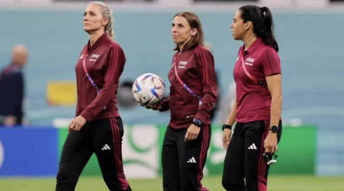 Dünya Kupasında görev yapan ilk kadın hakem Stephanie Frappart oldu. Performansını nasıl buldunuz, hakemlik yakışmış mı?