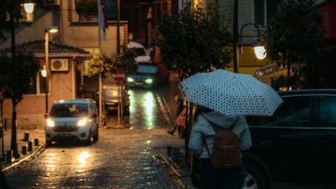 Şiddetli bir yağmur başladı, sizin oralarda hava nasıl?