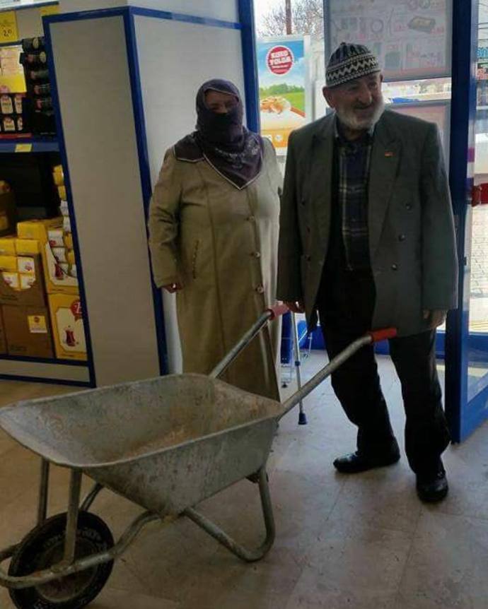 Marketler, kasada 25 kuruşa satılan poşetlerin 75 kuruş olmasını talep etti. Eğer kabul edilirse poşet almaya devam eder misiniz?