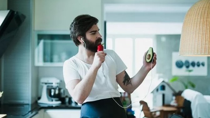 Buğulu bir ses mi, yoksa cilveli bir bakış mı?