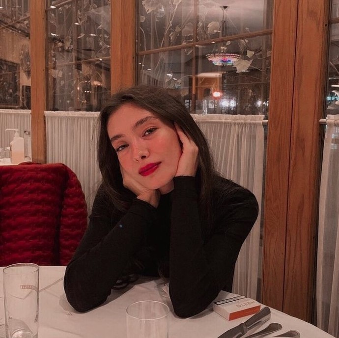 Neslihan Atagül, yaş aldıkça daha duru bir güzelliğe kavuşmamış mı, aurası da hoş geliyor?