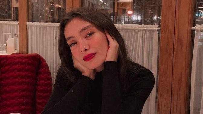 Neslihan Atagül, yaş aldıkça daha duru bir güzelliğe kavuşmamış mı, aurası da hoş geliyor?