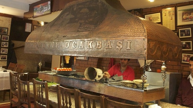 İlk buluşma için ocakbaşına davet eden erkekle olur mu?