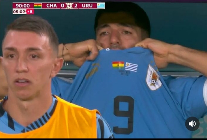 Musleralı Uruguay Dünya Kupasına veda etti. Maç sonu Luis Suarez gözyaşlarını tutamadı. Ne düşünüyorsunuz?