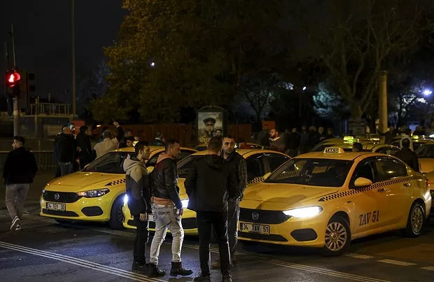 İstanbulda bir taksici, Bir yolcuyu almazsak 153e şikayet ediyor ve bir hafta ceza alıyoruz demiş. Doğru olan bu değil mi?
