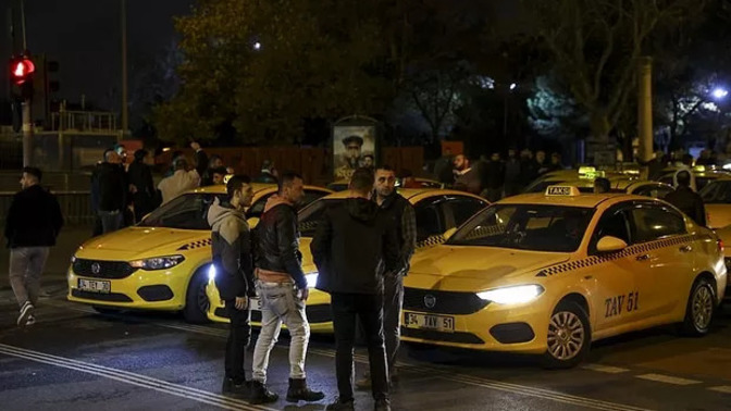 İstanbul'da bir taksici, "Bir yolcuyu almazsak 153'e şikayet ediyor ve bir hafta ceza alıyoruz" demiş. Doğru olan bu değil mi?